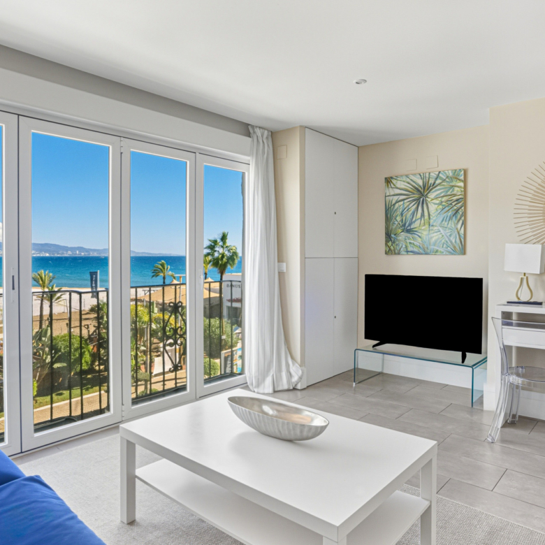 Dvoupokojový apartmán u pláže s výhledem na moře a hory, situovaný v srdci Puerto Banús.