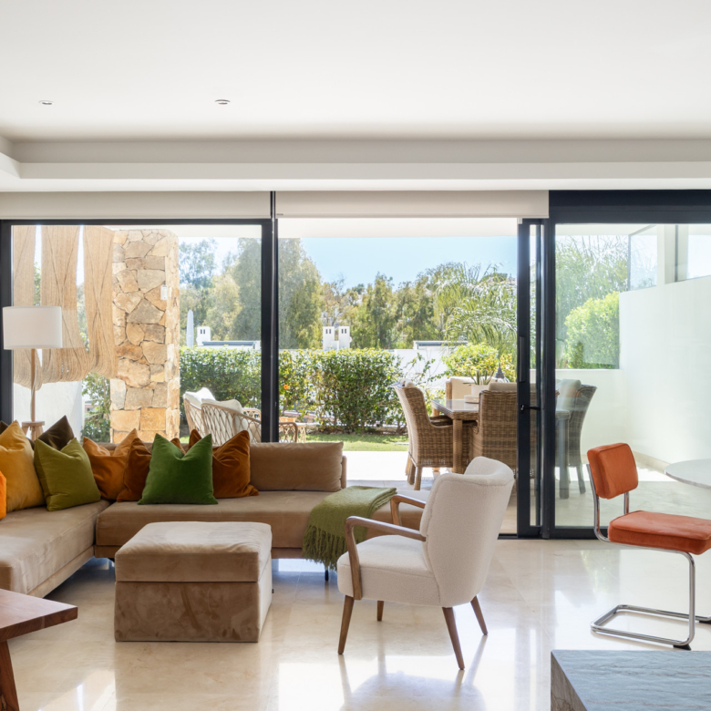 Elegant 3-Bedroom Townhouse with Panoramic Views Near Puerto Banús