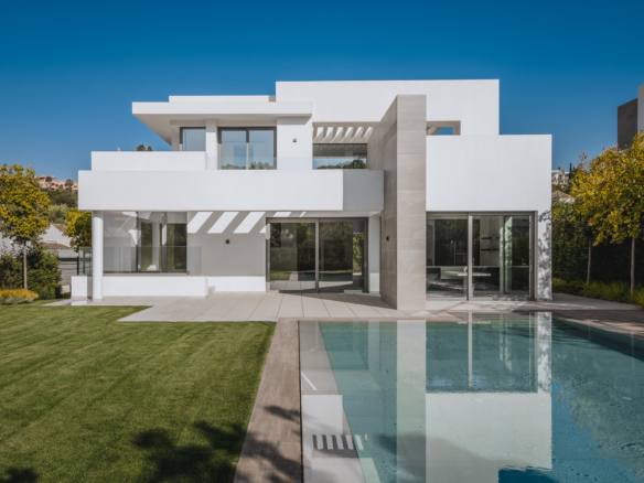 Elegant Contemporary Villa with 5 En-Suite Bedrooms in El Paraíso, New Golden Mile, Marbella