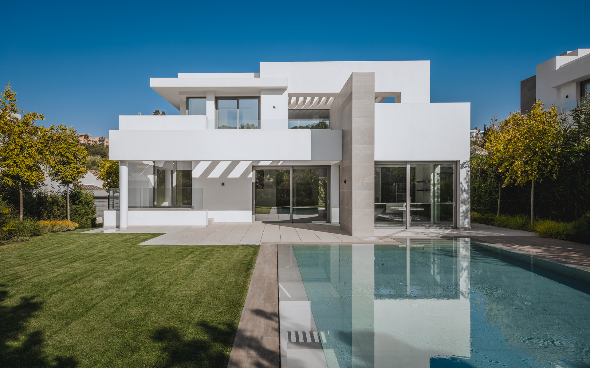 Elegant Contemporary Villa with 5 En Suite Bedrooms in El Paraiso New Golden Mile Marbella 10