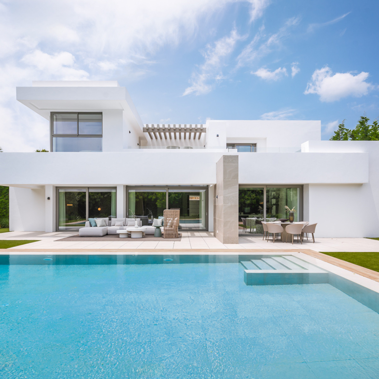 Elegant Contemporary Villa with 5 En-Suite Bedrooms in El Paraíso, New Golden Mile, Marbella