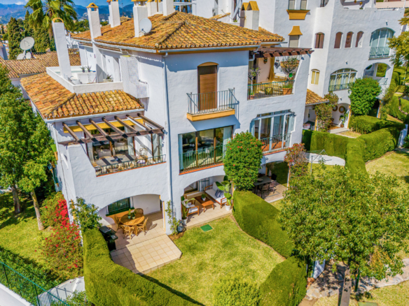 Elegant hjørnehavebolig i Cerro Blanco – få skridt fra Puerto Banús og Centro Plaza