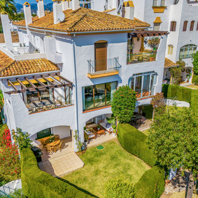 Elegant hjørnehavebolig i Cerro Blanco – få skridt fra Puerto Banús og Centro Plaza