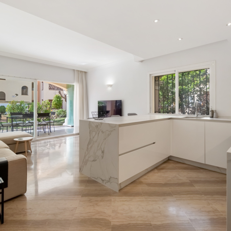 Elegante Erdgeschosswohnung mit Zugang zum Garten in Hacienda Elviria