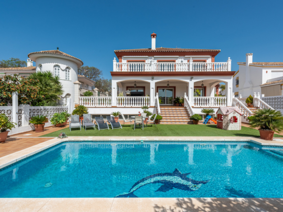 Elegante Villa im Zentrum von San Pedro! Mit 3 separaten Apartments und Garage für 10 Autos.