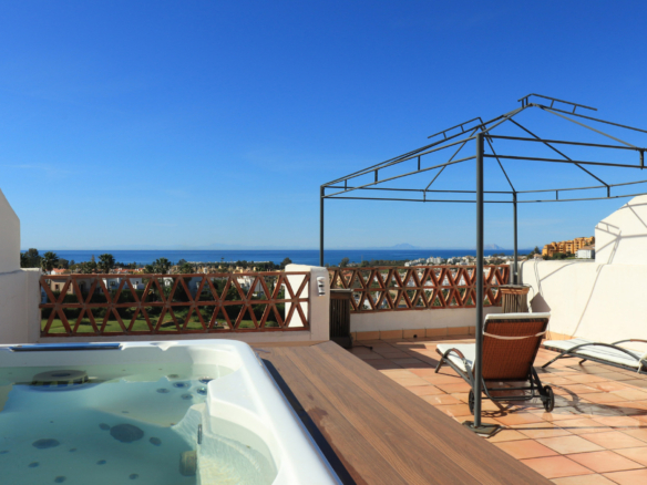 Elegantes Stadthaus mit 3 Schlafzimmern – Zu verkaufen oder Kurzzeitmiete – Sunset Resina Golf, Estepona