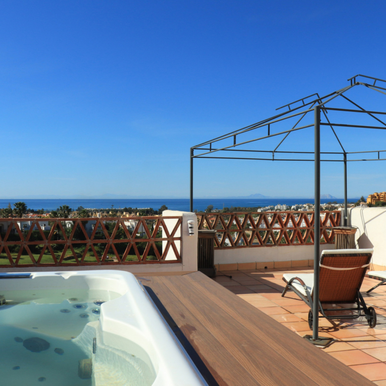 Elegantes Stadthaus mit 3 Schlafzimmern – Zu verkaufen oder Kurzzeitmiete – Sunset Resina Golf, Estepona