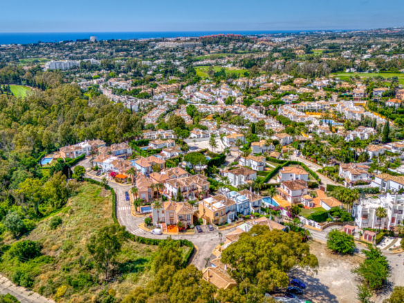 Elegantní dvě ložnice, jihozápadně s výhledem na městský dům v exkluzivní Gated komunita Nueva Andalucia, Marbella