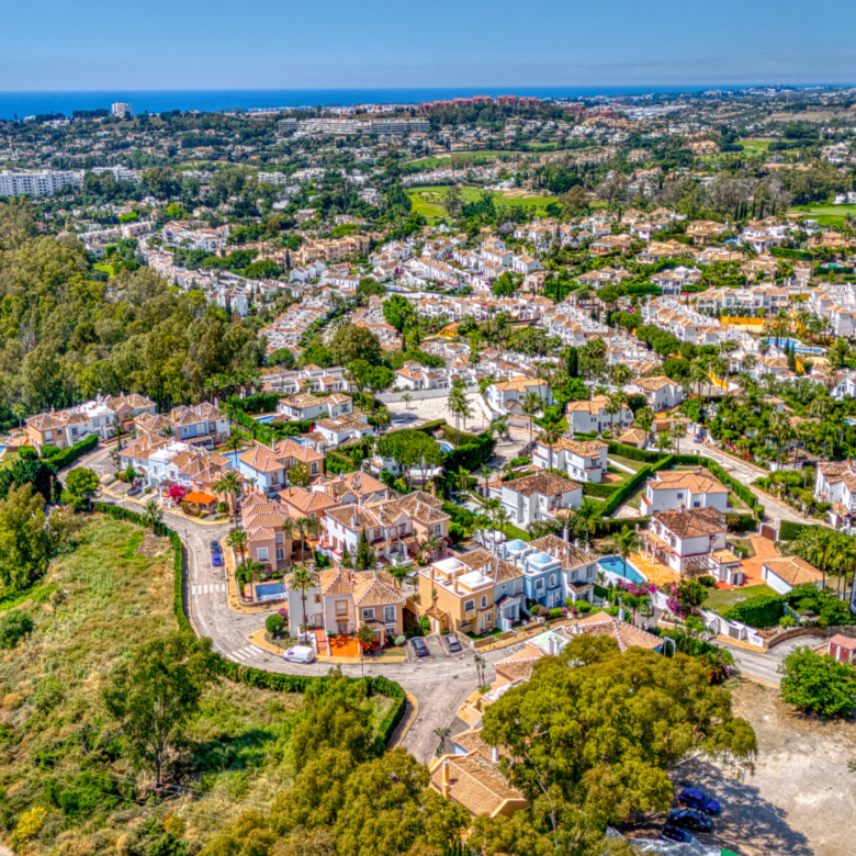 Elegantní dvě ložnice, jihozápadně s výhledem na městský dům v exkluzivní Gated komunita Nueva Andalucia, Marbella