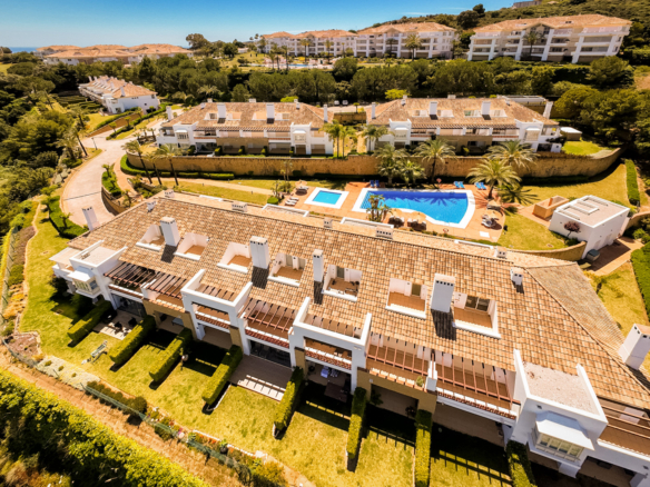 Elegantní severní východ čelí, tři ložnice městského domu se nachází v La Cala Golf, Mijas