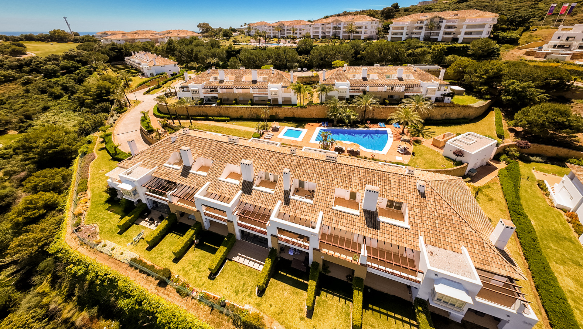Elegantni severni vychod celi tri loznice mestskeho domu se nachazi v La Cala Golf Mijas