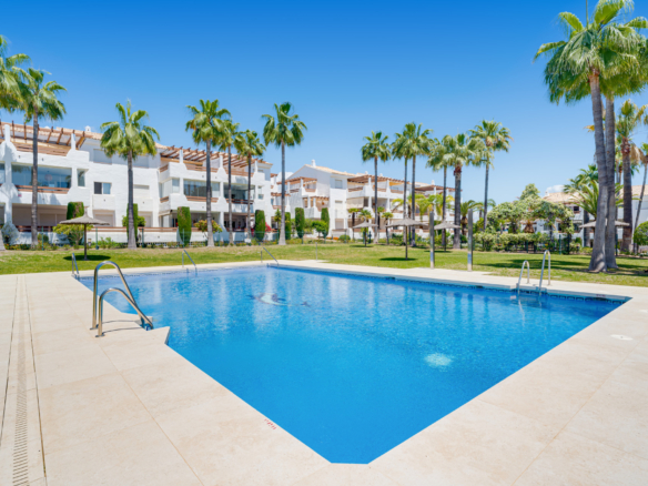 Elegantní, tři ložnice byt v prvním patře se nachází v uzavřené komunitě Selwo Hills, Estepona