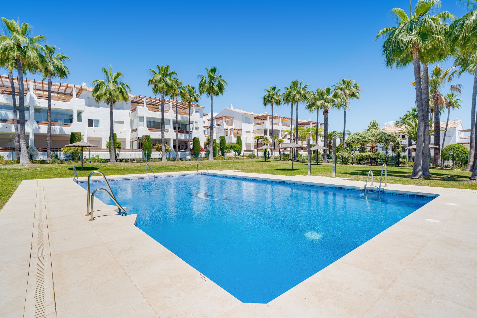 Elegantni tri loznice byt v prvnim patre se nachazi v uzavrene komunite Selwo Hills Estepona