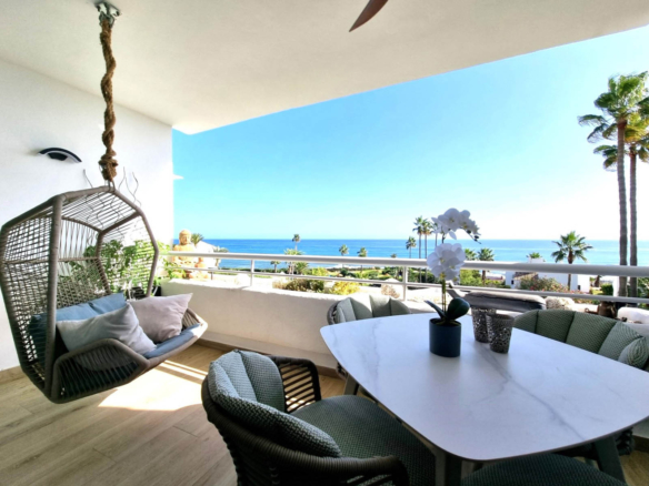 Erleben Sie Küstenluxus in diesem außergewöhnlichen 70 m² großen Apartment mit 1 Schlafzimmer direkt am Strand, das sich in der prestigeträchtigen Gemeinde Miraflores an der Costa del Sol befindet.