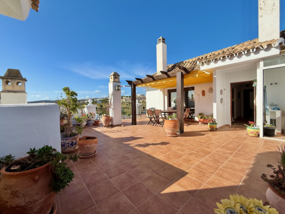 Exceptional penthouse with panoramic views in Duquesa Port, Manilva