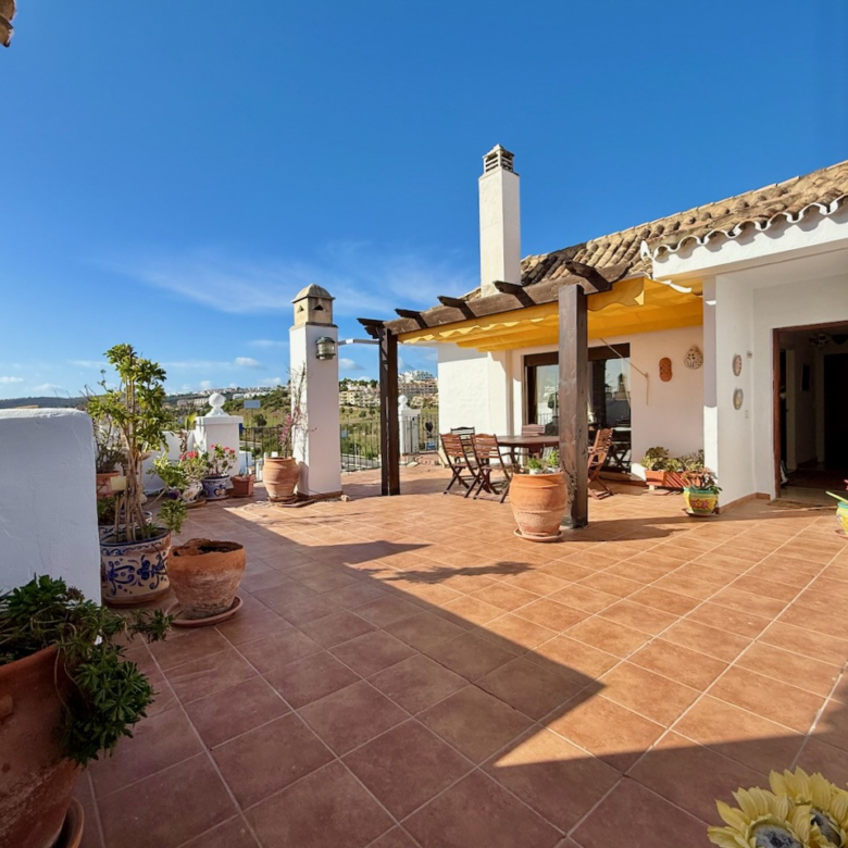 Exceptional penthouse with panoramic views in Duquesa Port, Manilva