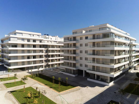 Exclusive Apartment with Infinity Salt Pool, Gym, and Gourmet Lobby in Jardines de Guadaiza