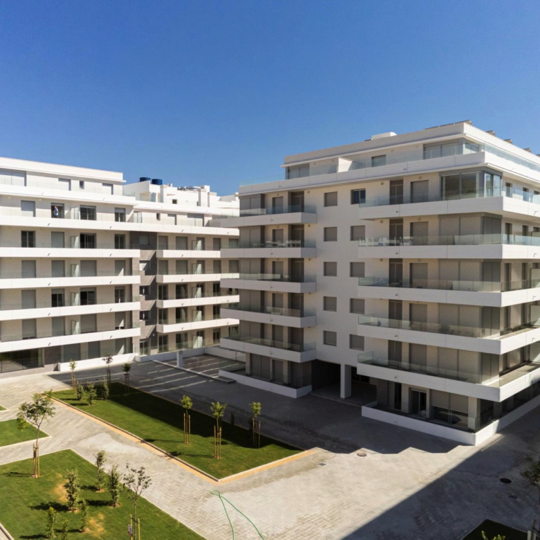 Exclusive Apartment with Infinity Salt Pool, Gym, and Gourmet Lobby in Jardines de Guadaiza