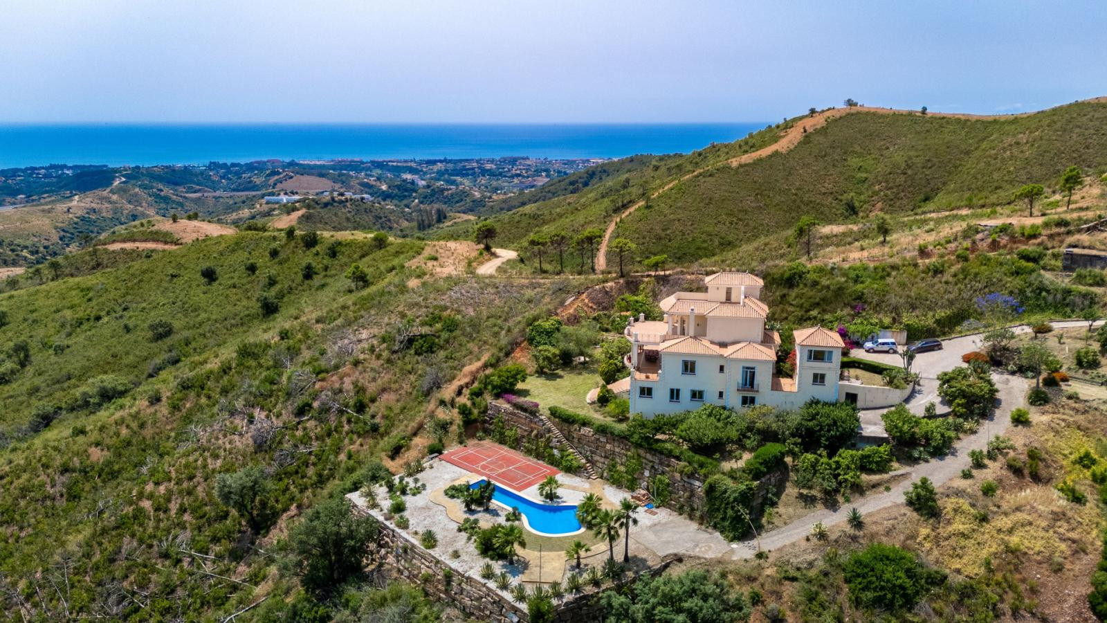 Exclusive luxury villa for sale in Estepona recently reduced from E2500000 to E2300000 – Exceptional Buying Opportunity