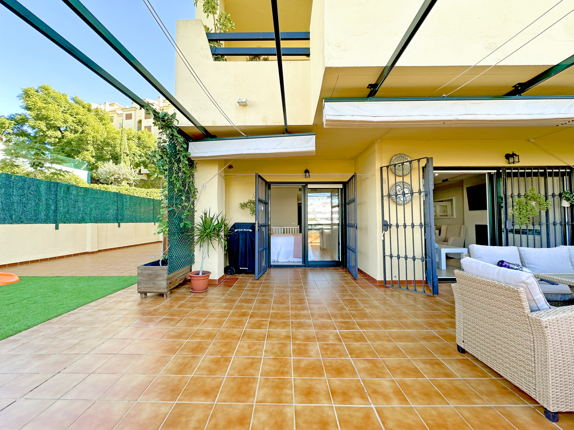 Exclusive renovated apartment with a large terrace and panoramic views in Las Joyas Estepona