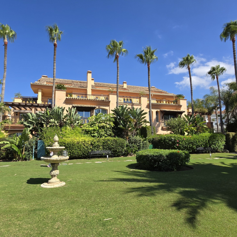 Exklusive Luxus-Erdgeschosswohnung mit Garten in erster Strandreihe von Puerto Banús.