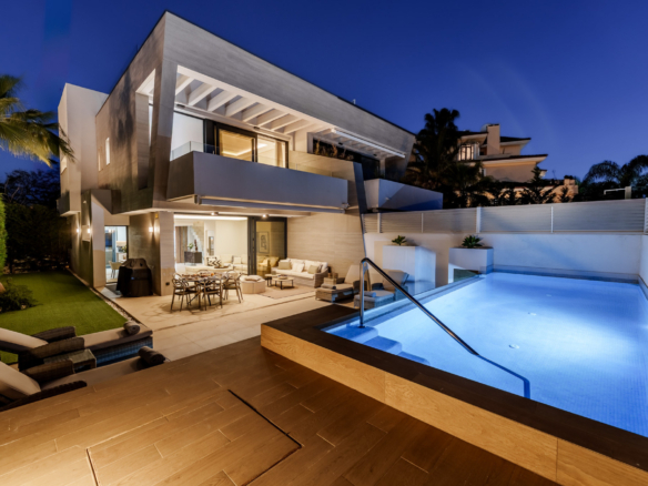 Exklusive moderne Villa am Strand