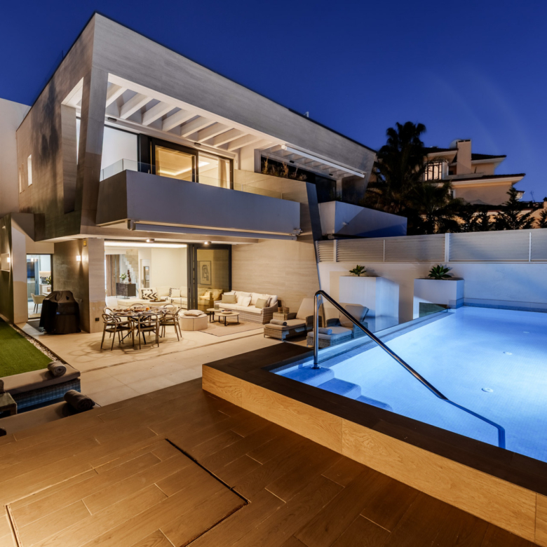 Exklusive moderne Villa am Strand