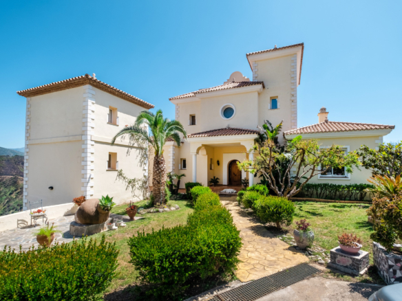 Fantastic villa set on a 48.000m2 plot in Estepona with mountain and sea views