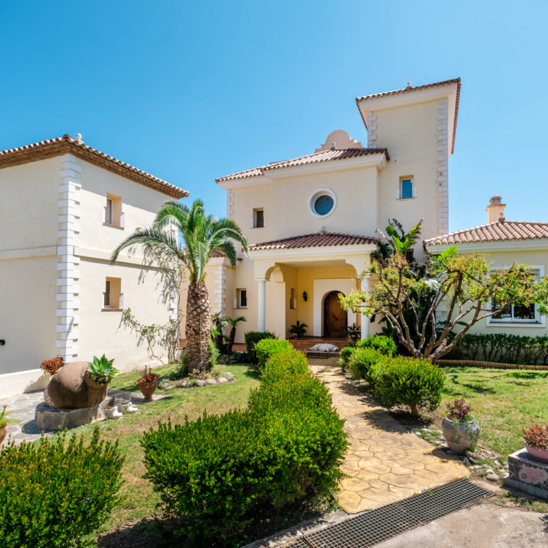 Fantastic villa set on a 48.000m2 plot in Estepona with mountain and sea views