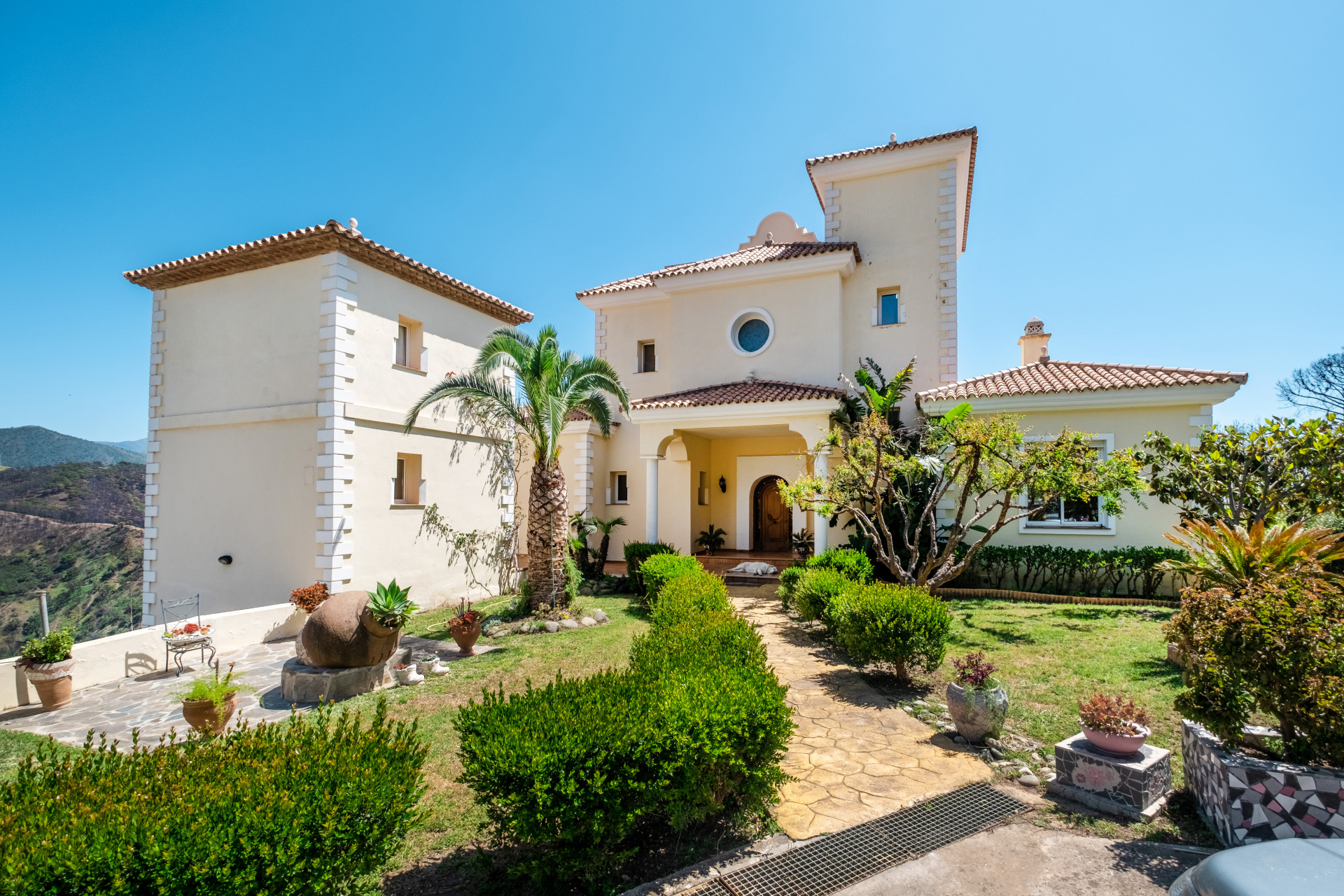 Fantastic villa set on a 48.000m2 plot in Estepona with mountain and sea views