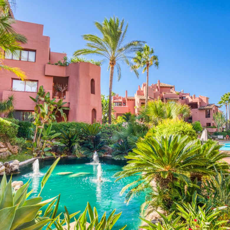 Fantastické jihozápadně proti třípokojové duplexní byt se nachází v prestižní Gate Beachfront komunita Menara Beach, Estepona