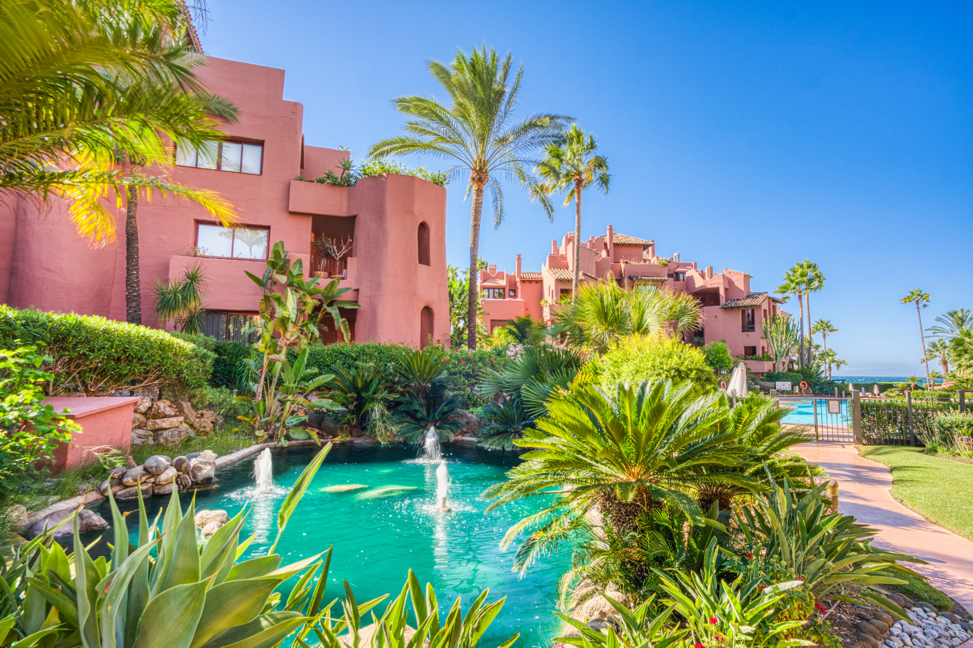 Fantasticke jihozapadne proti tripokojove duplexni byt se nachazi v prestizni Gate Beachfront komunita Menara Beach Estepona