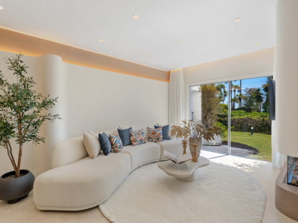 Frontline Beach Apartment with Direct Sea Access