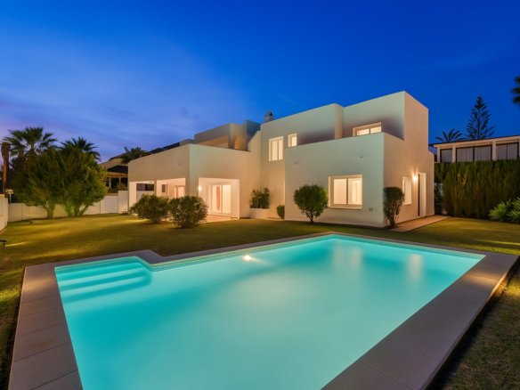 GELEGENHEIT – PREIS FÜR SCHNELLEN VERKAUF REDUZIERT: Atemberaubende Luxusvilla in erster Strandlinie in Marbesa, Marbella Ost