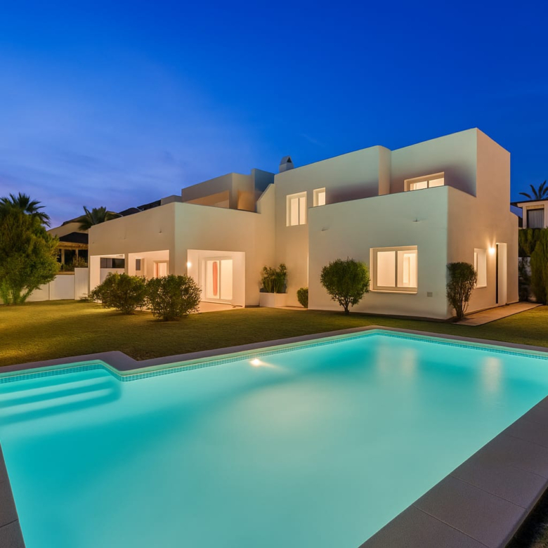 GELEGENHEIT – PREIS FÜR SCHNELLEN VERKAUF REDUZIERT: Atemberaubende Luxusvilla in erster Strandlinie in Marbesa, Marbella Ost
