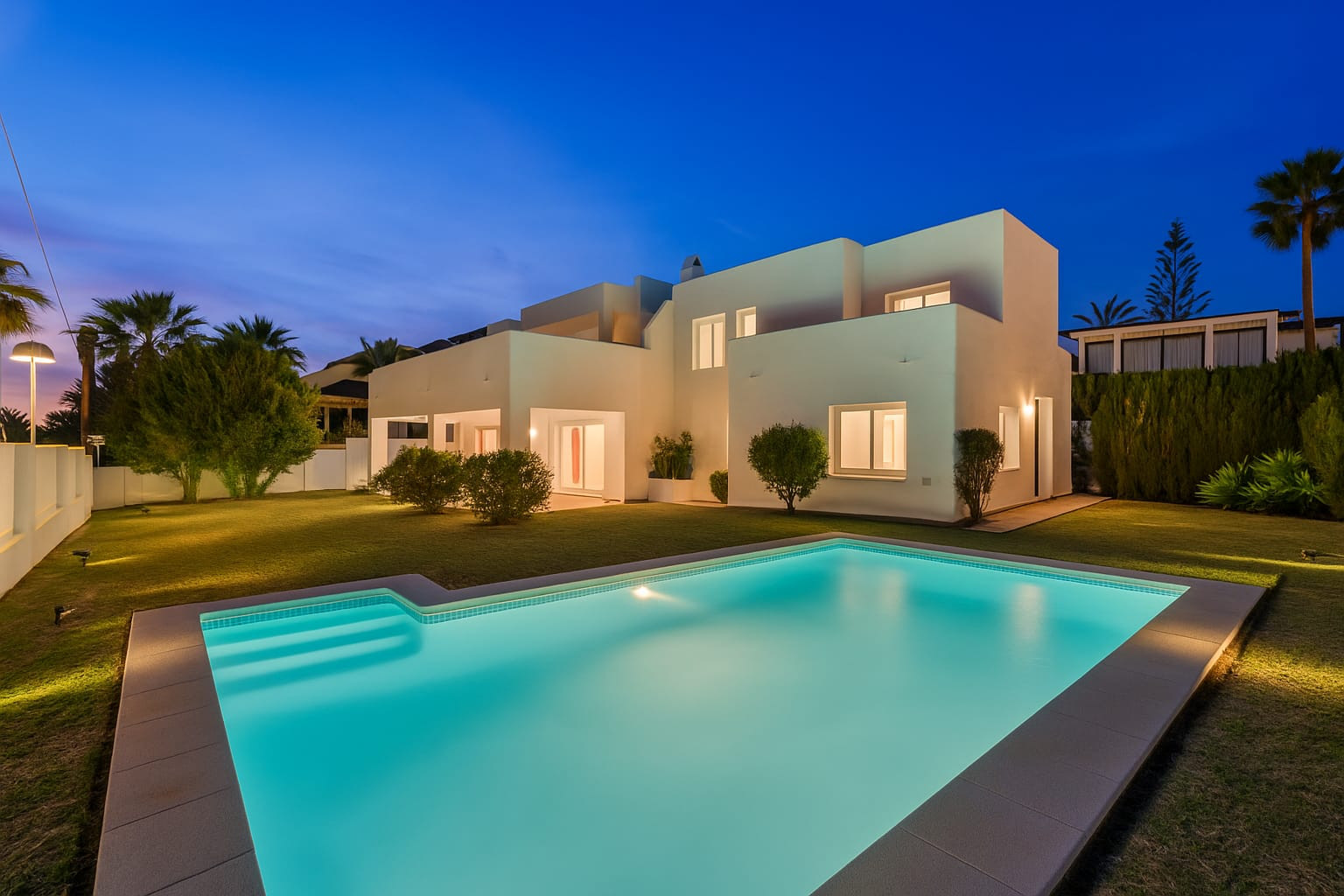 GELEGENHEIT – PREIS FUR SCHNELLEN VERKAUF REDUZIERT Atemberaubende Luxusvilla in erster Strandlinie in Marbesa Marbella Ost