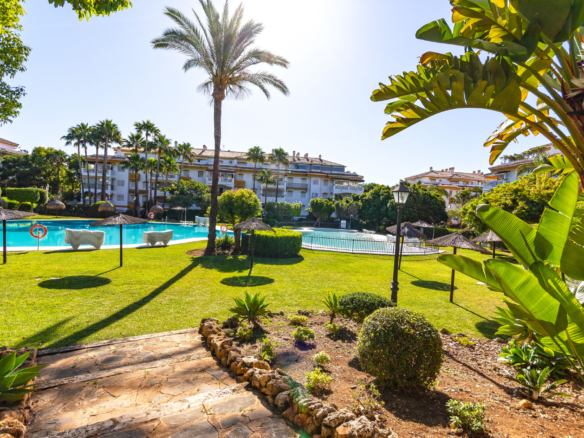Ground floor flat for & rent with private garden, Dama de Noche