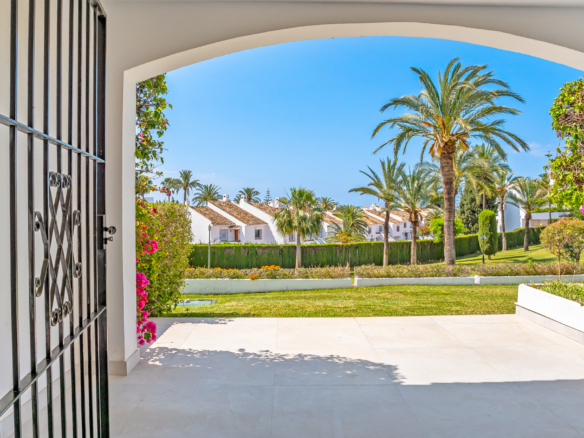 Helle, moderne 3-Zimmer-Wohnung im hochbegehrten Urb. Malambo, Nueva Andalucía, Marbella, bietet stilvolles Wohnen in einer erstklassigen Lage in der Nähe aller Annehmlichkeiten und Puerto Banús.