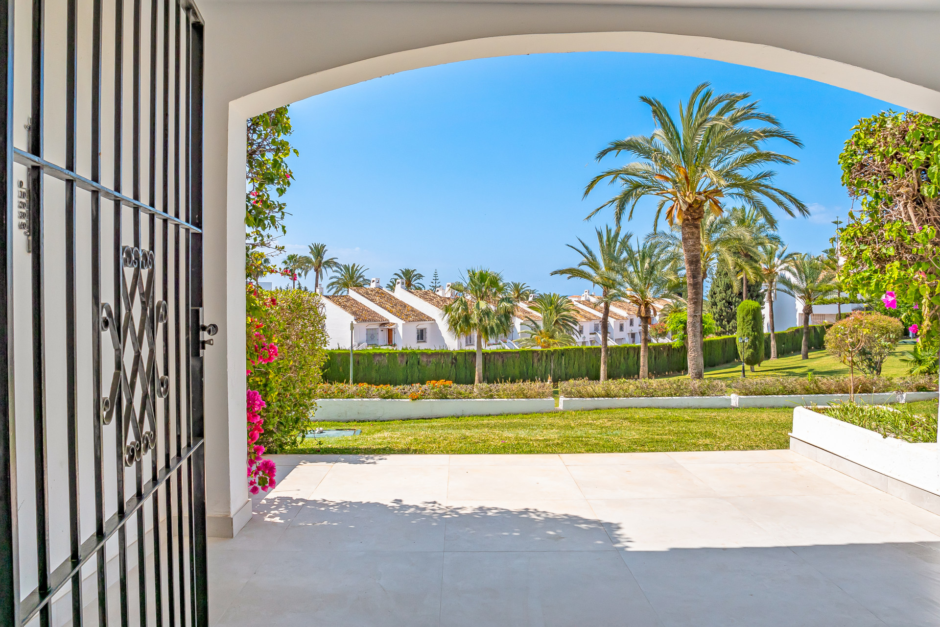 Helle moderne 3 Zimmer Wohnung im hochbegehrten Urb. Malambo Nueva Andalucia Marbella bietet stilvolles Wohnen in einer erstklassigen Lage in der Nahe aller Annehmlichkeiten und Puerto Banus