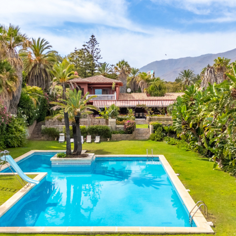 IKONISCHE STRANDVILLA MIT UNVERGLEICHLICHEM POTENZIAL IN ESTEPONA