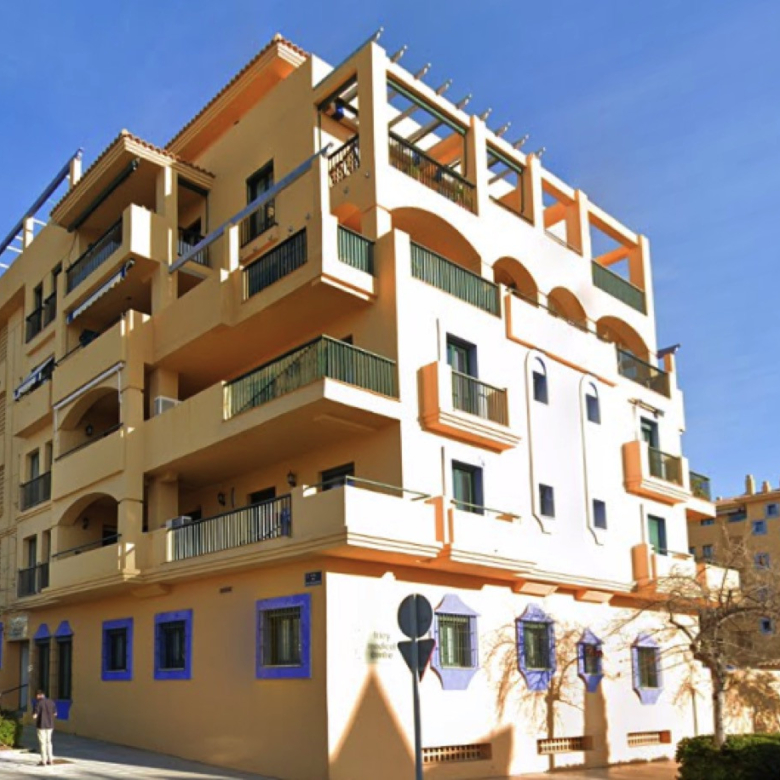 Immaculate Apartment in the Prestigious Los Almendros