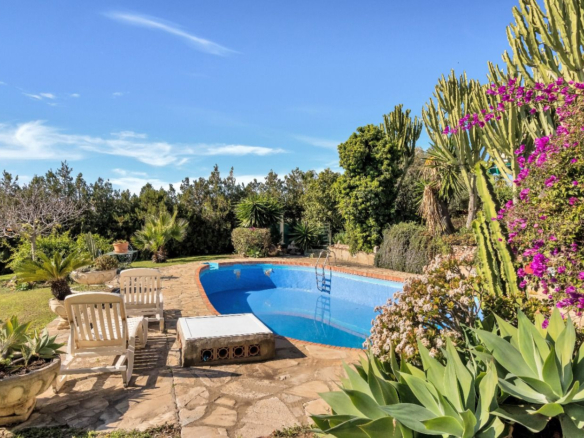 Investment opportunity: two “sister” houses with large garden in Atalaya Golf, Estepona.