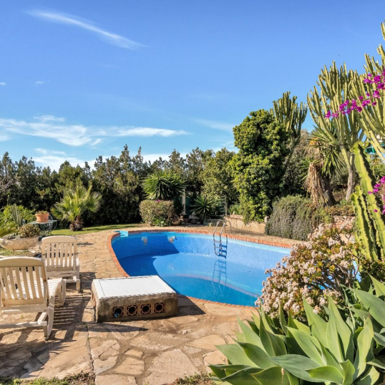 Investment opportunity: two “sister” houses with large garden in Atalaya Golf, Estepona.