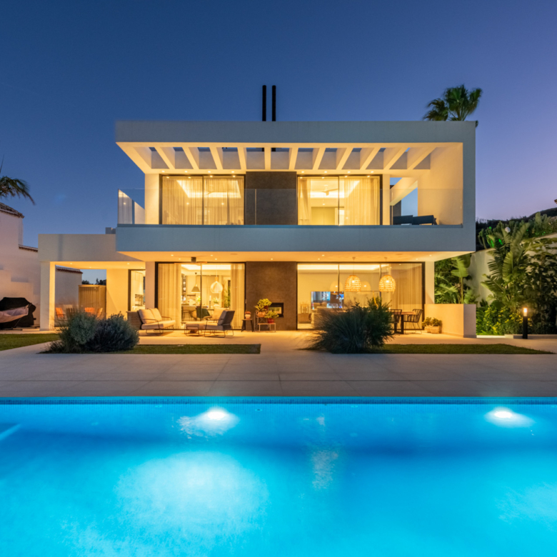 KONTEMPORÄRE LUXURY VILLA MIT PANORAMIC VIEWS – BUILT 2024
