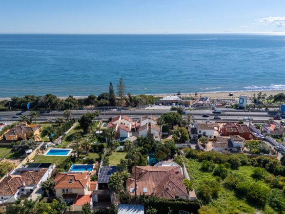 Komplett rekonstruierte Villa mit Meerblick und Touristenlizenz – Marbella Ost