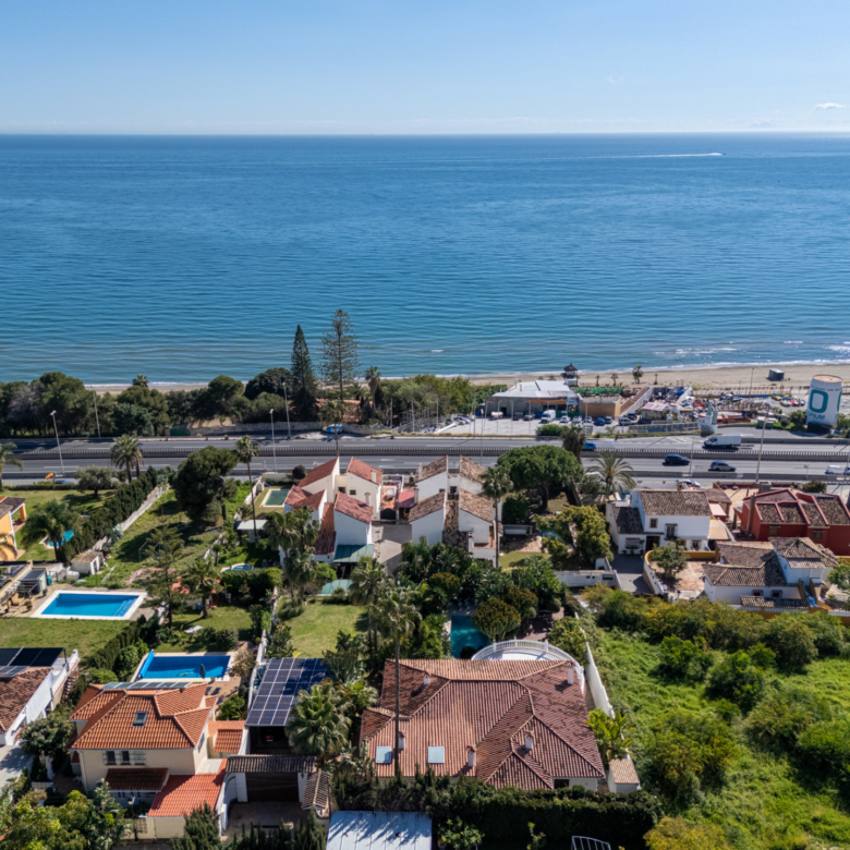Komplett rekonstruierte Villa mit Meerblick und Touristenlizenz – Marbella Ost