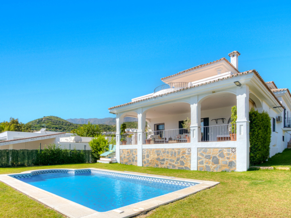 Krásná pět ložnice, jihozápadně-Facing Villa s Golf Views v Valle Romano (Estepona)