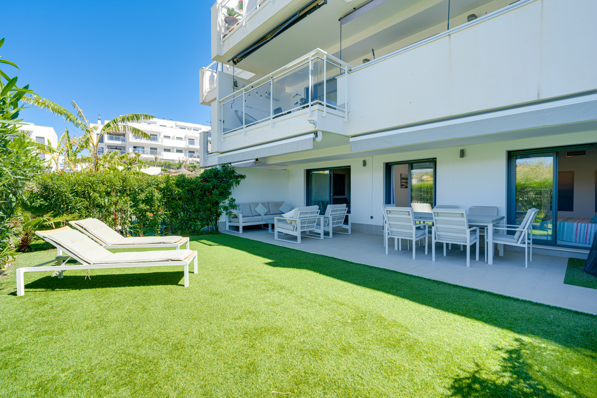 Krasne dve loznice v prizemi zahradni byt se nachazi v vyhledavane uzavrene komunite El Lagar v La Cala de Mijas