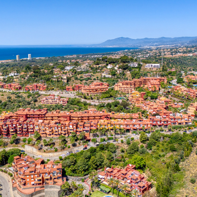 Krásně zrekonstruovaný, jihozápadní čelí, dva ložnice byt se nachází v rezidenční čtvrti Reserva de Marbella