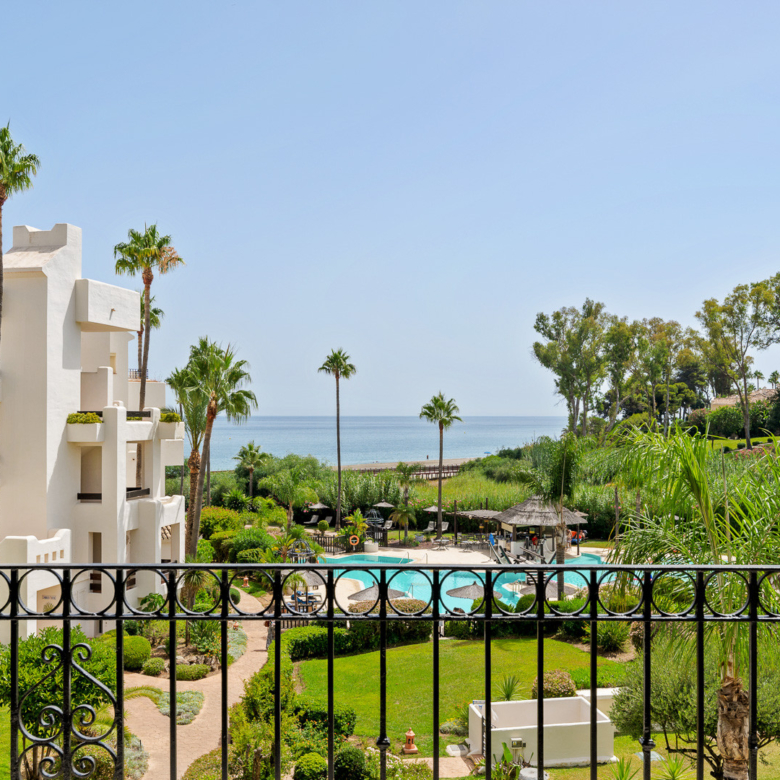Krásně zrekonstruovaný, jižně směřující třípokojový apartmán se nachází v prestižní uzavřené komunitě Bahia del Velerin, Estepona
